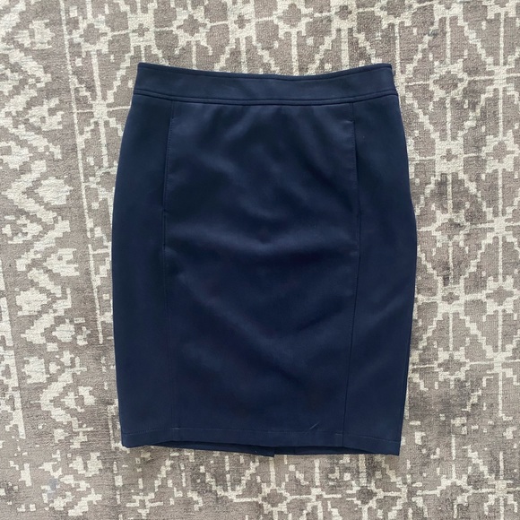 LOFT Dresses & Skirts - EUC Ann Taylor Loft 8 navy pencil skirt, pockets, faux suede, lined, back slit